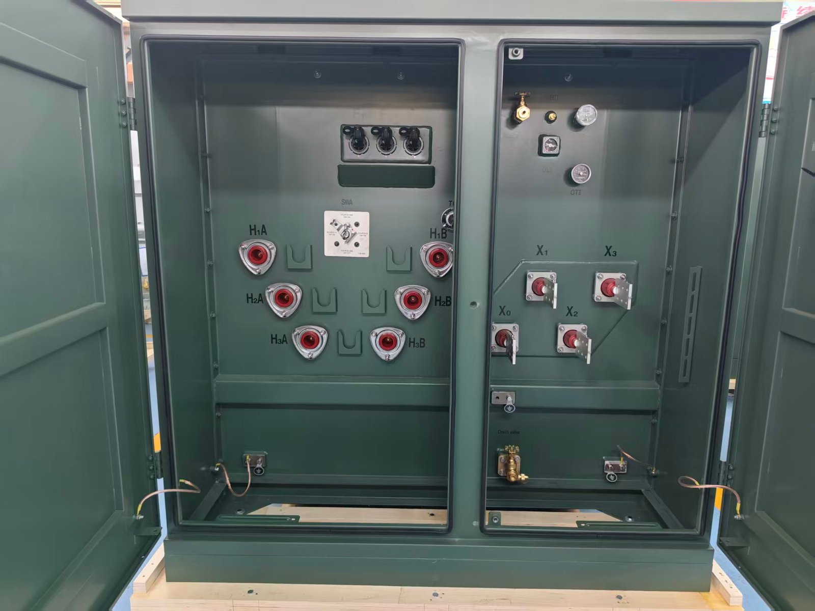 Pad Mounted Transformer Primary and Secondary Compartments Open pad mounted transformer primary and secondary compartments with high voltage and low voltage sections