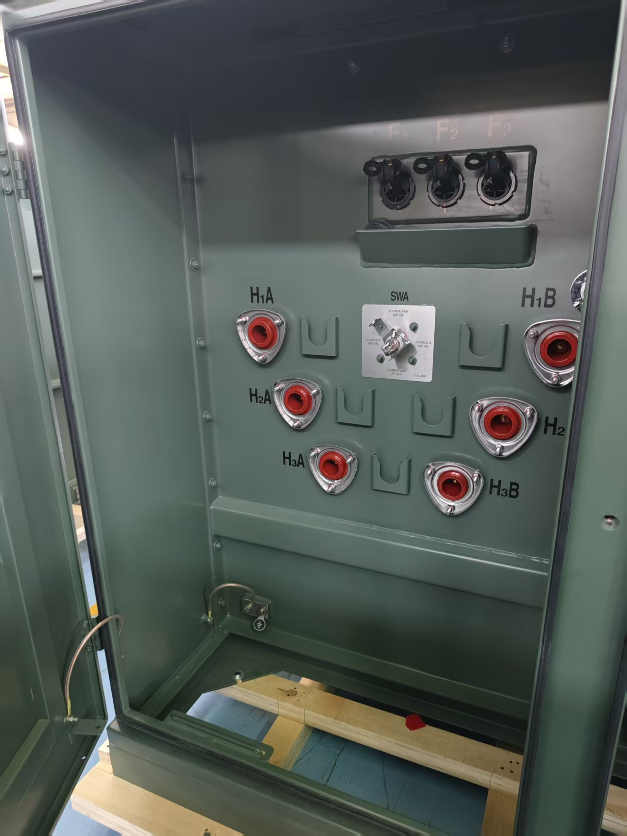Pad Mounted Transformer High Voltage Compartment Details Pad mounted transformer high voltage compartment with bushing wells tap switch and grounding connection