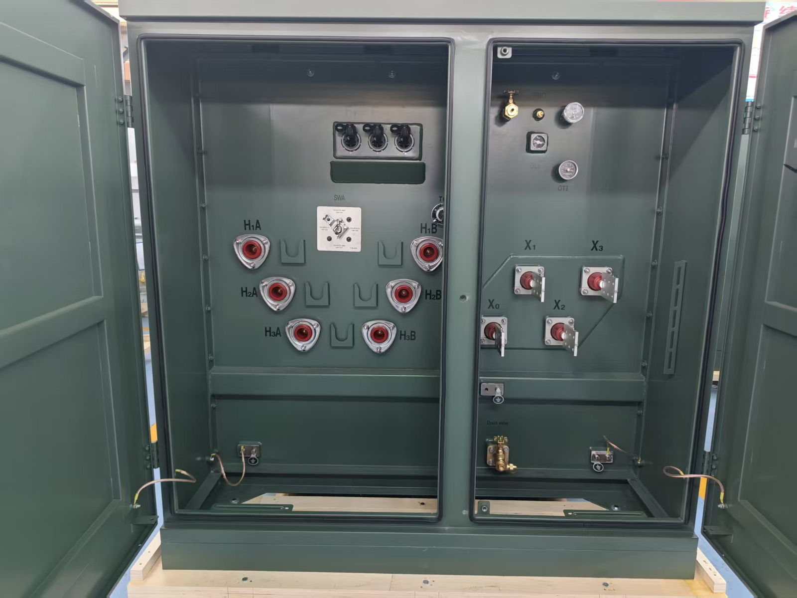 Pad Mounted Transformer Primary and Secondary Compartments Open pad mounted transformer primary and secondary compartments with high voltage bushings and low voltage terminals