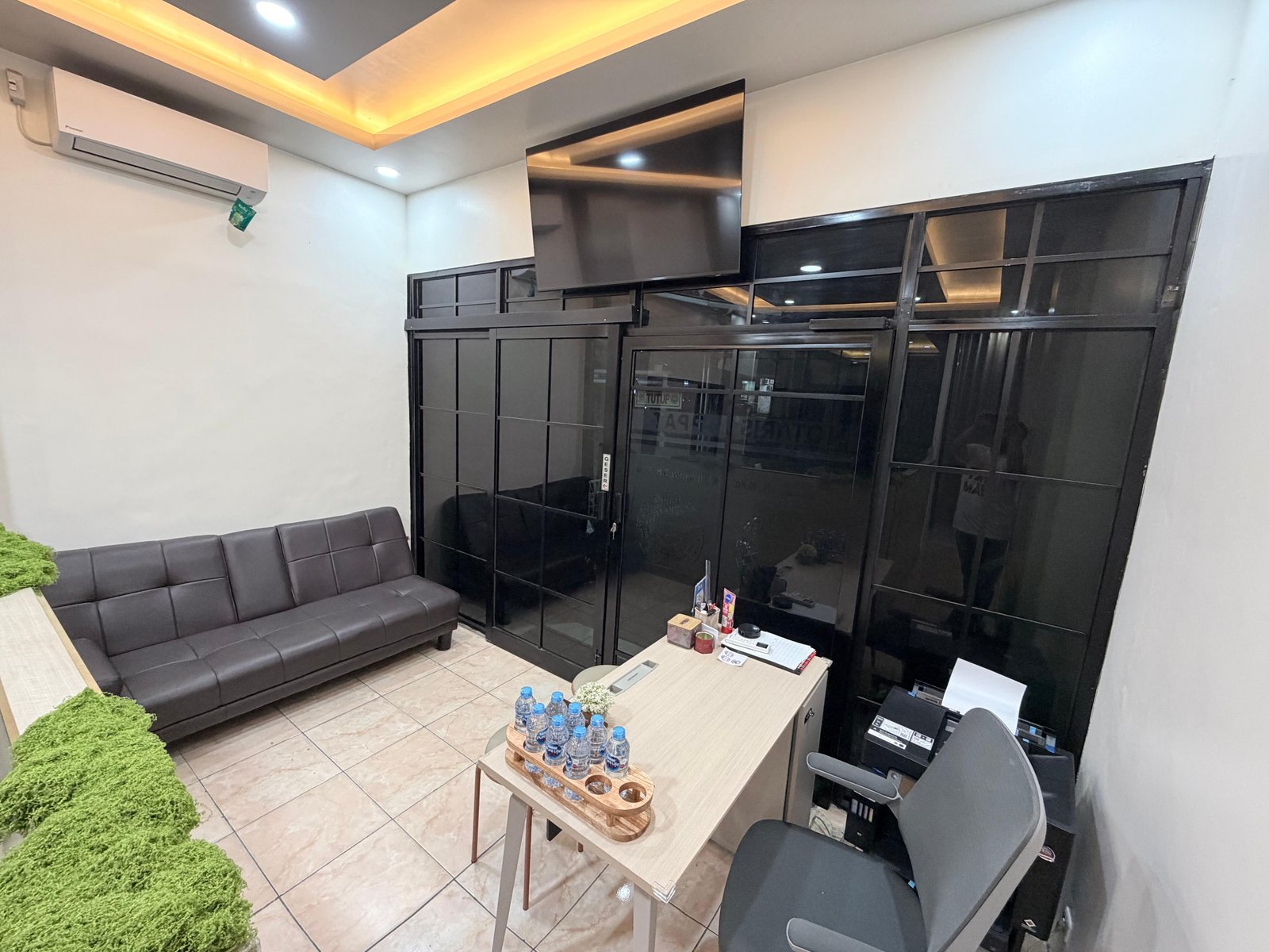 Interior pelayanan kantor Notaris Khairunnisa