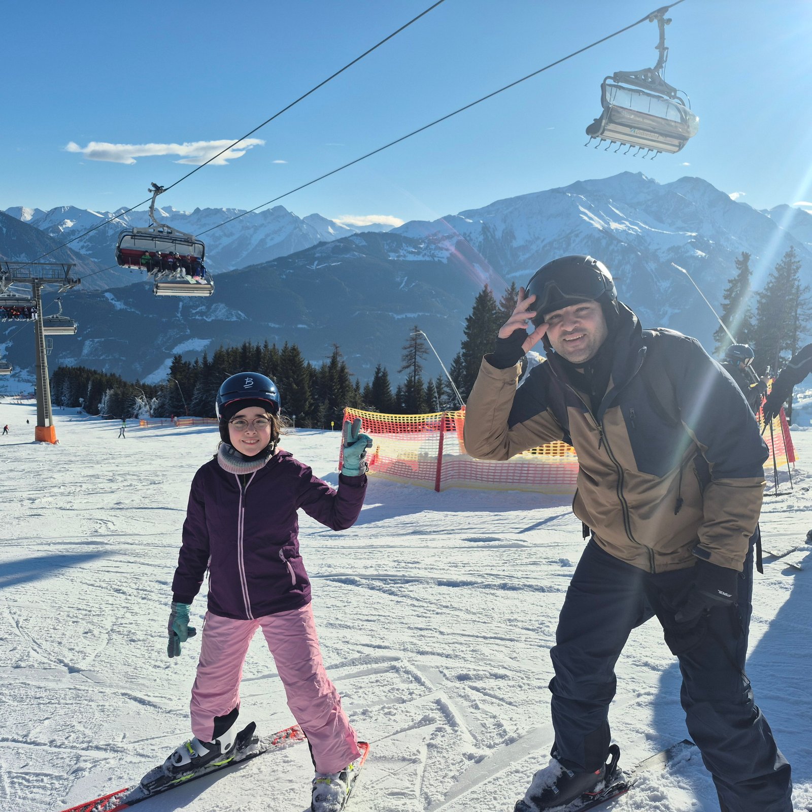 Nima mit seiner Tochter auf der Skipiste